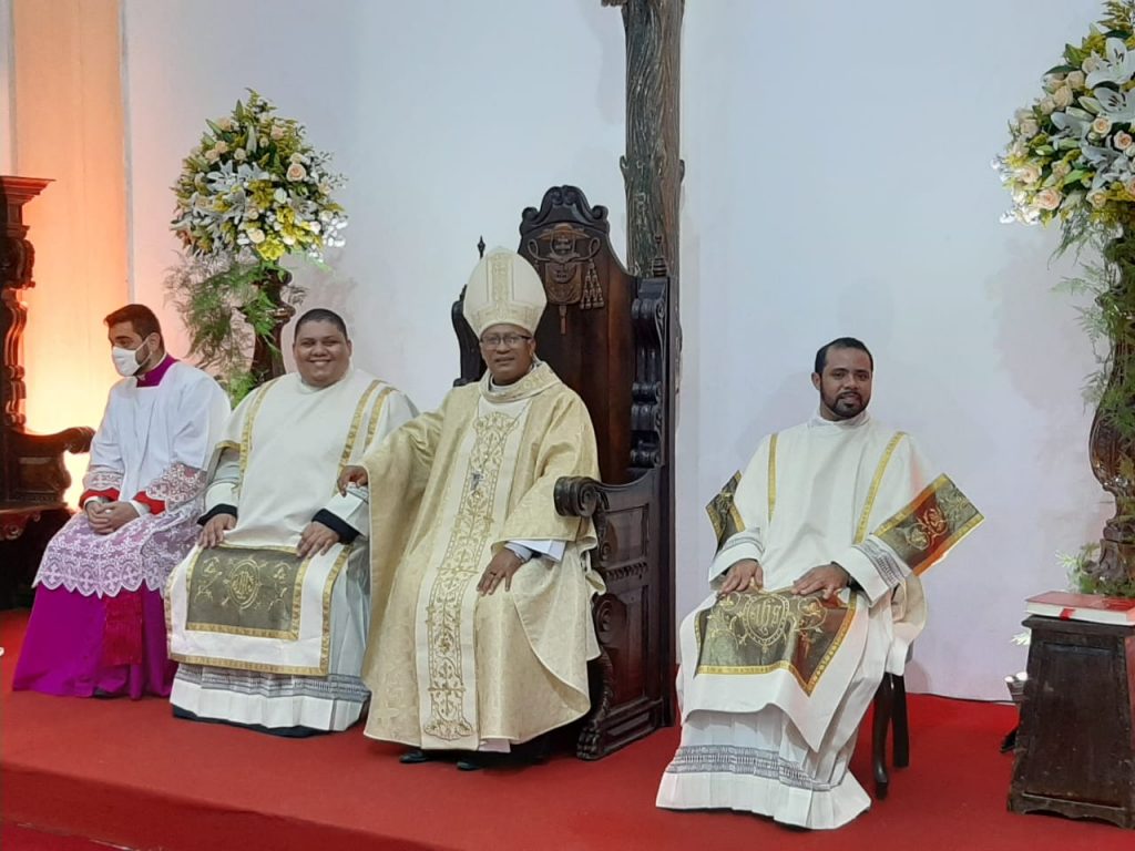 Dom Limacêdo ordena diáconos João Henrique e Wellington na Catedral