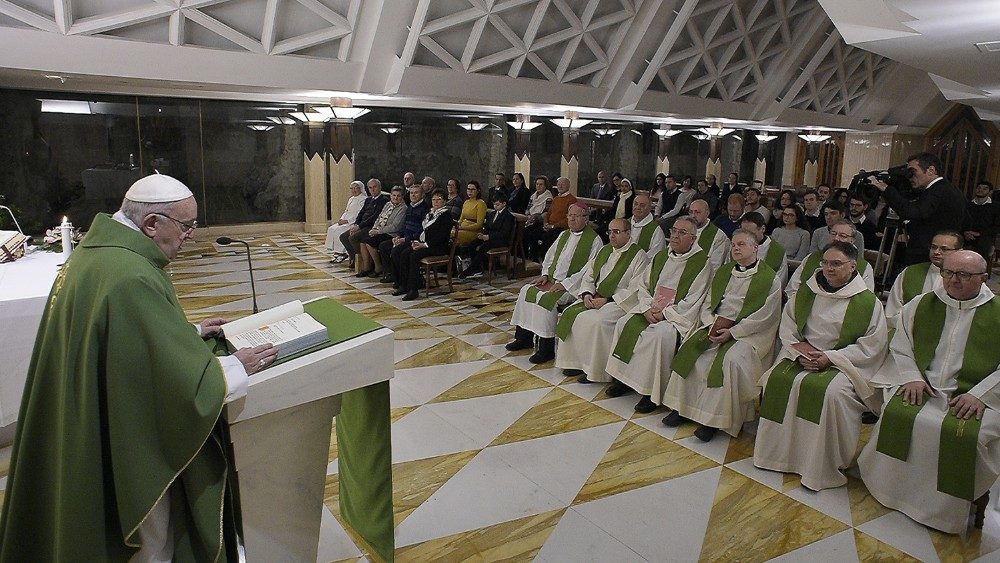 Papa Francisco ensina que a oração simples comove Jesus