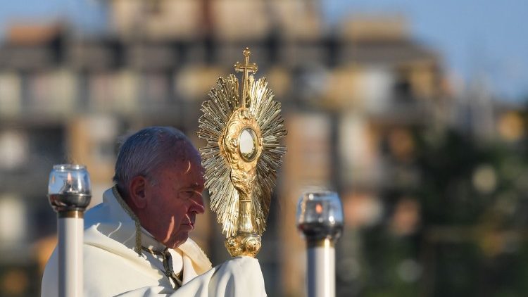 Papa: adorar o Corpo e o Sangue de Cristo com viva fé