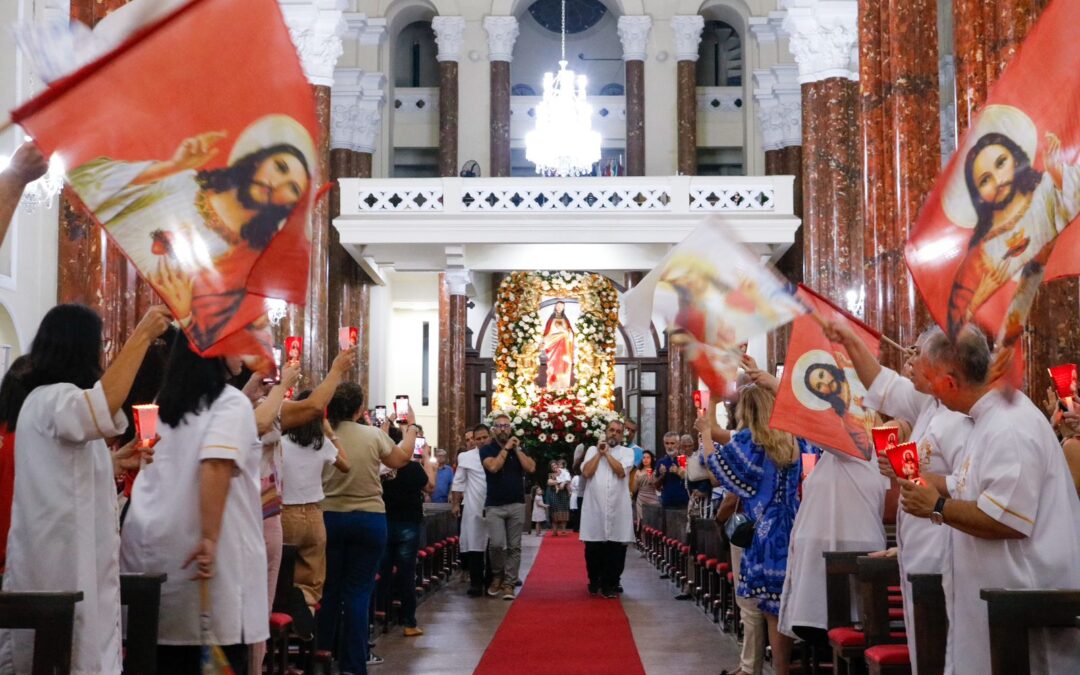 Basílica do Sagrado Coração de Jesus celebra padroeiro com missas e procissão no Recife