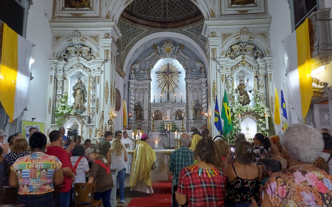 Convento de Santo Antônio encerra festa do padroeiro com missa presidida por dom Paulo e procissão pelas ruas do centro do Recife