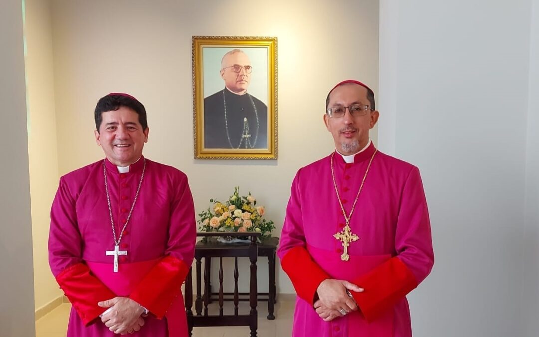 Dom Paulo Jackson dá posse a seu sucessor na Diocese de Garanhuns