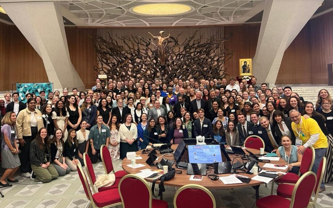 Sínodo abre espaço na sala Paulo VI para escuta de 150 jovens universitários de vários países