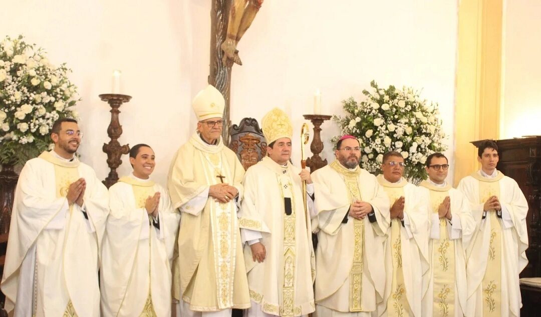 Dom Paulo Jackson preside ordenação de cinco padres na igreja catedral de Olinda