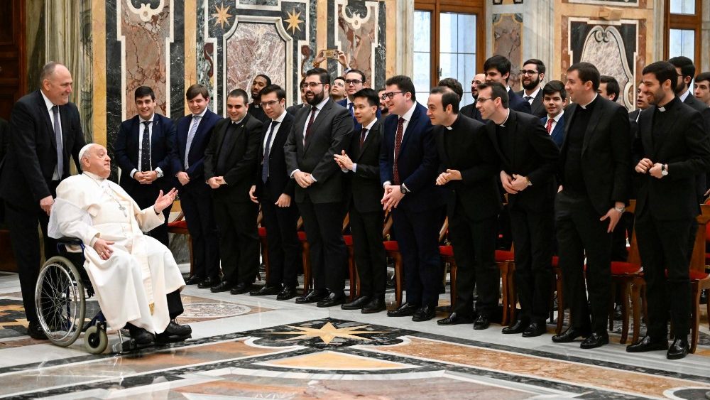 Papa a seminaristas: semear esperança em comunidade, abraçados à cruz